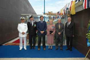 Ancora foto ricordo con il C/te G.C. Presidente Angelo Ragnoni, Sindaco di Carrara Angelo Zubbani, La signora Graziella Todaro il Prefetto , il marito della signora Graziella Todaro 